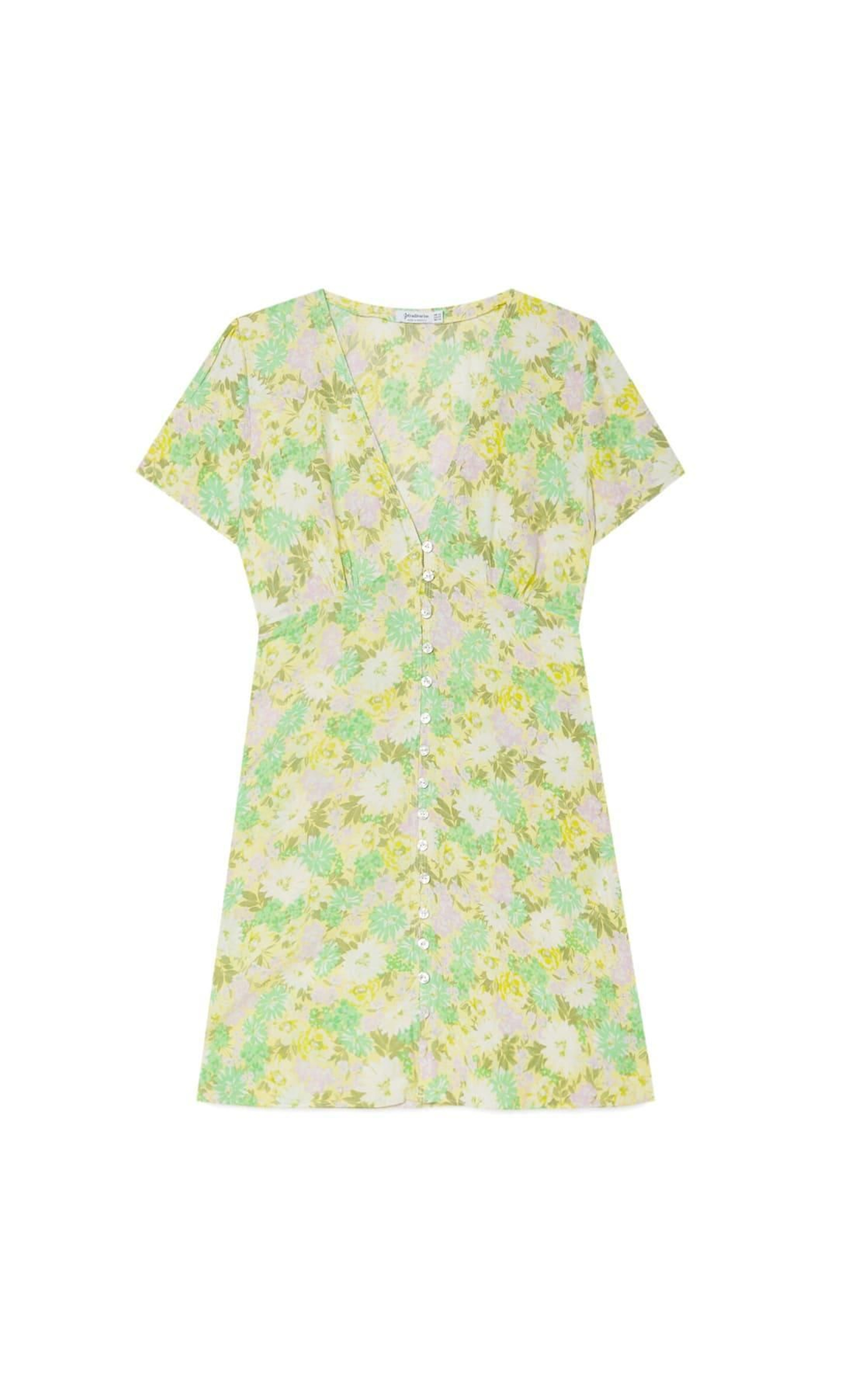 Vestido verde con estampado de flores de Stradivarius.
