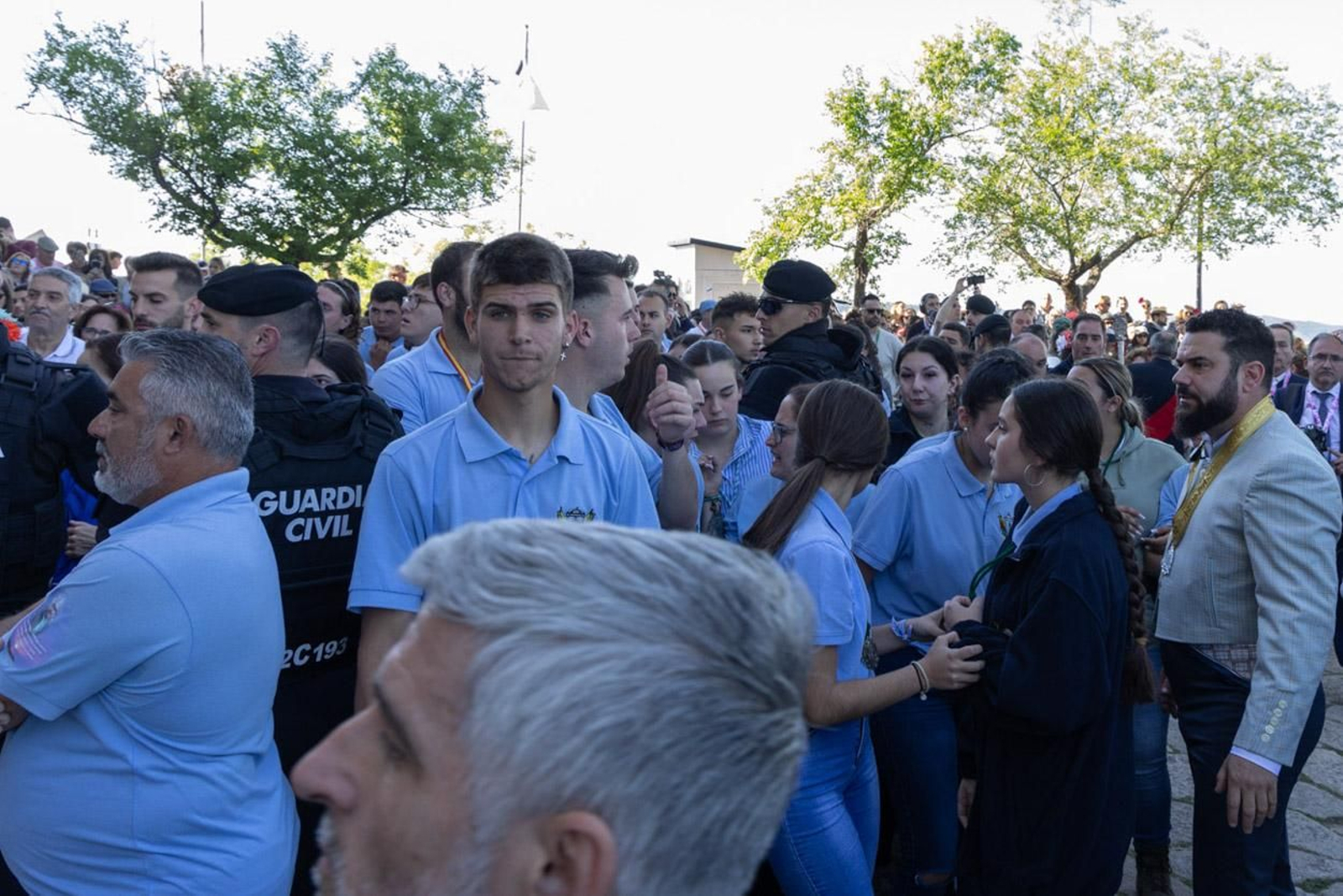 Miles de romeros acuden al encuentro de la Virgen de la Cabeza en su romería