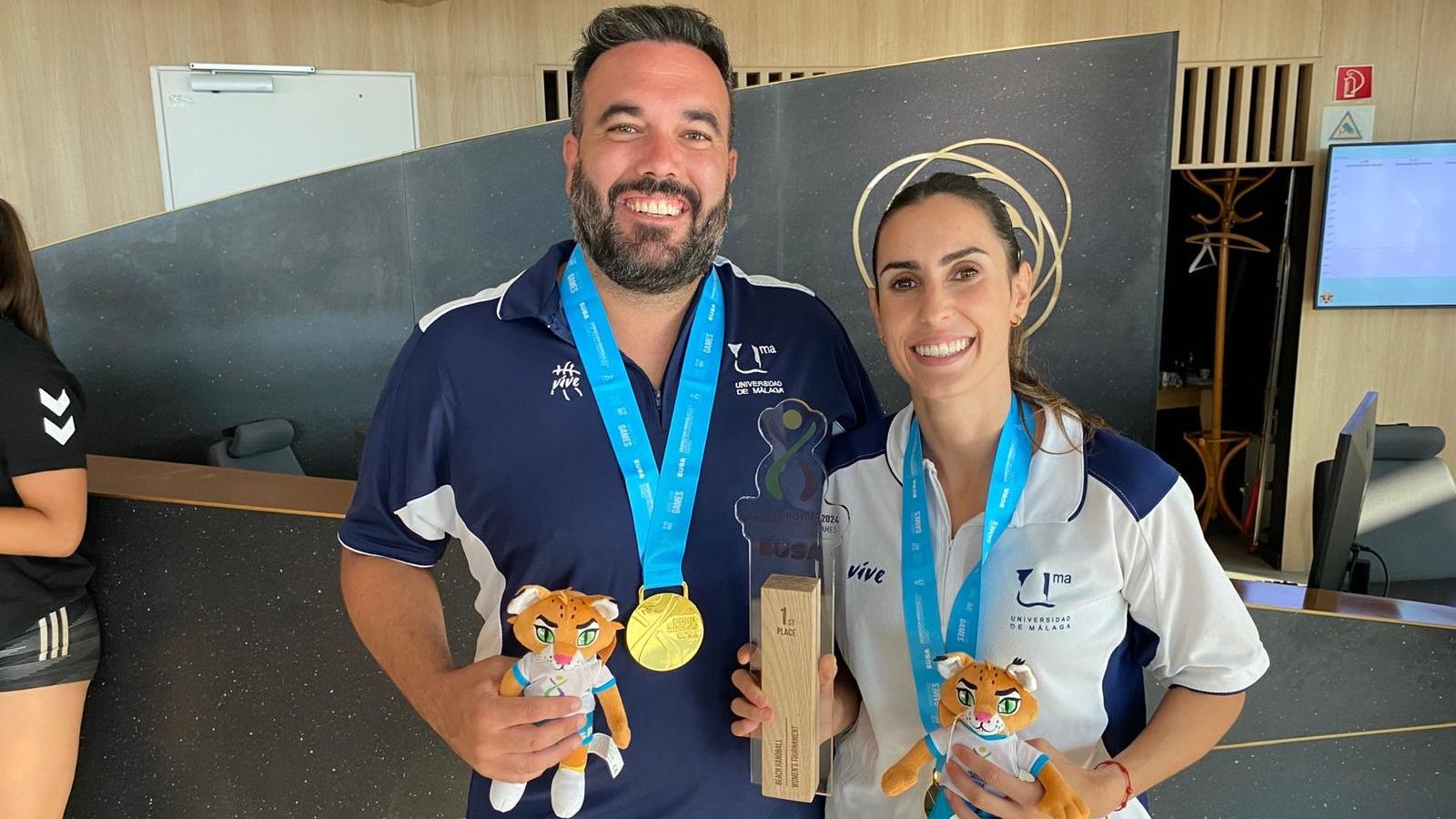 Pedro Soria y Laura Gil, con sus trofeos