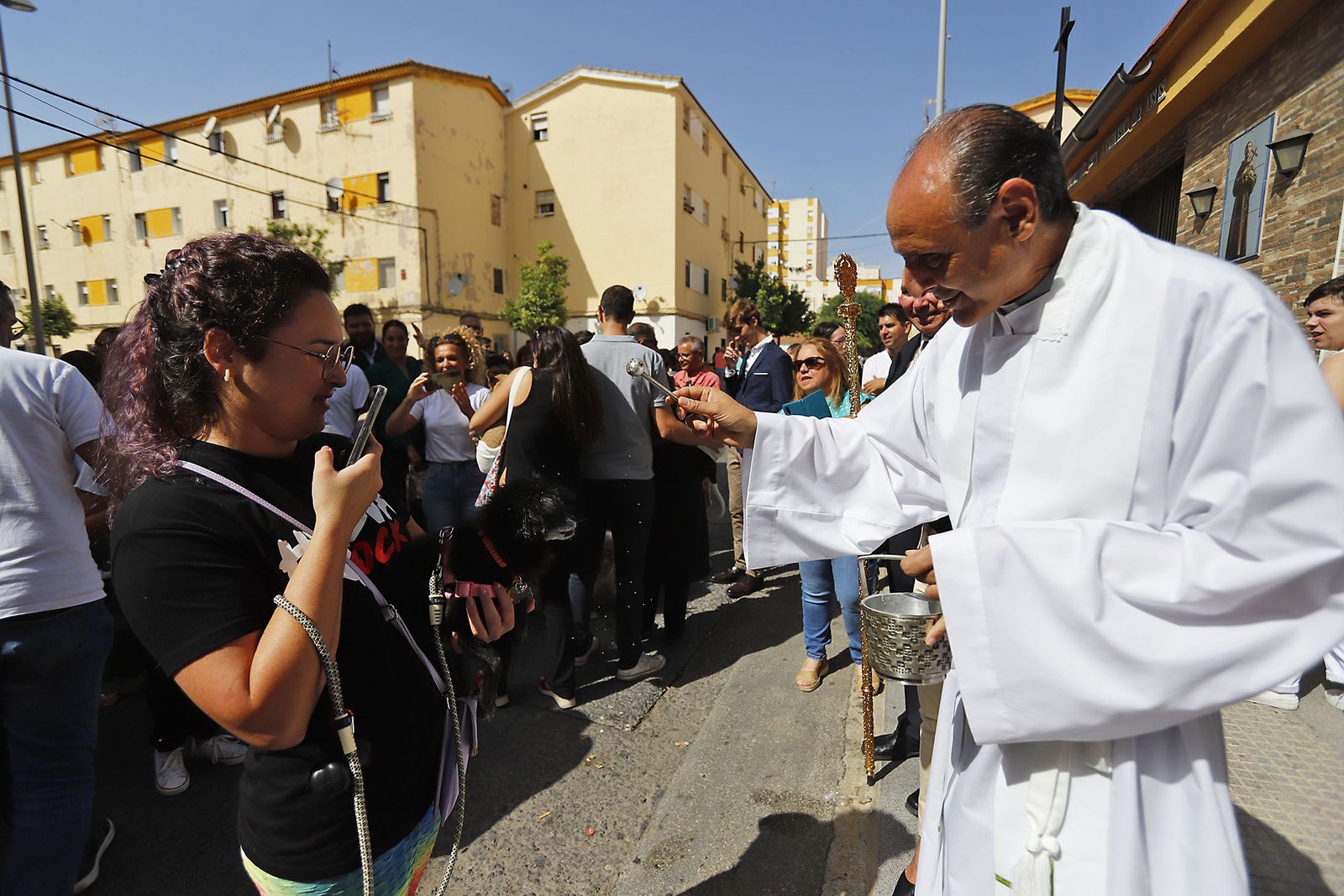 Imágenes de la procesión de San Francisco de Asís por las calles de Pérez Cubillas y bendición de animales y plantas