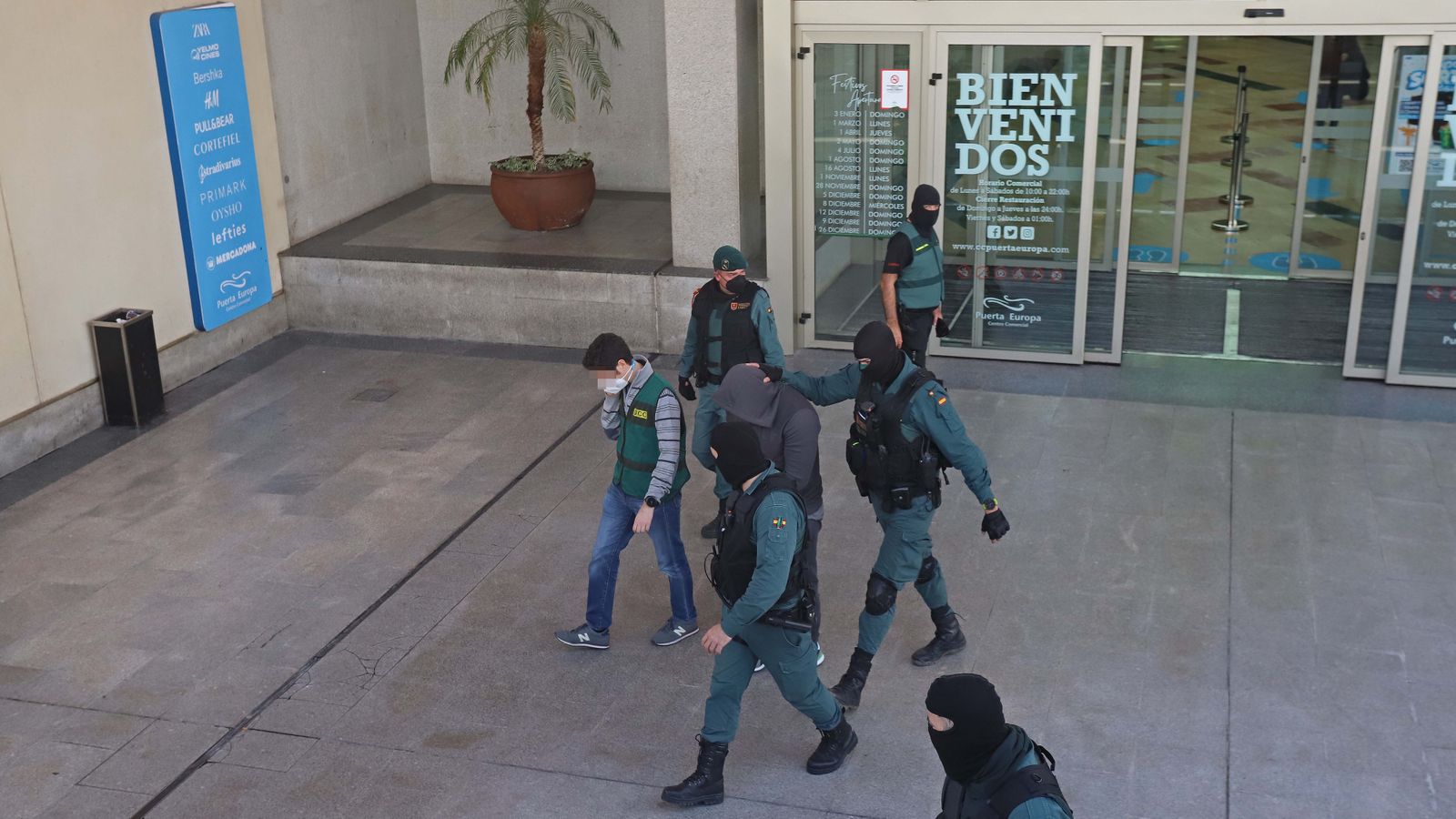 Registro de la Guardia Civil en el centro comercial Puerta Europa en Algeciras