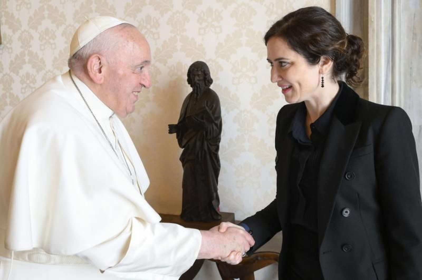 El papa Francisco saluda a la presidenta de la comunidad madrileña, Isabel Díaz Ayuso.