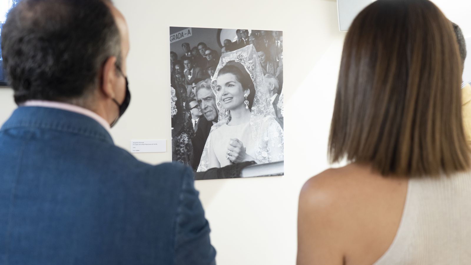 Jacqueline Kennedy vestida de mantilla en los toros, una de las imágenes que se puede ver en la exposición de 'La mantilla, Sevilla del dolor a la alegría".