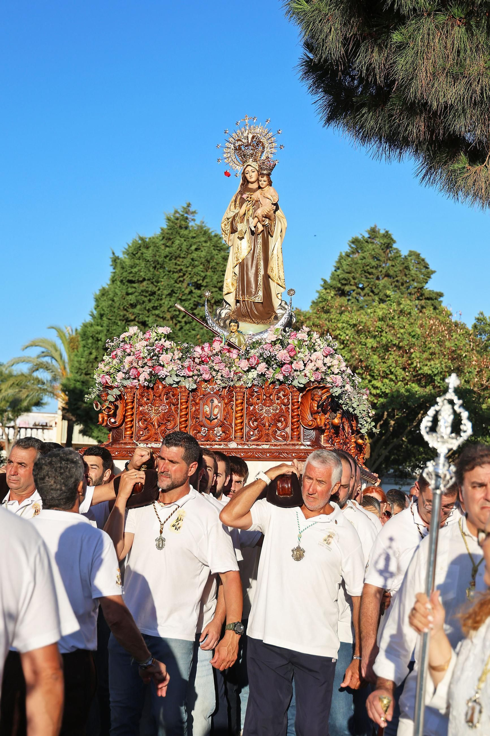Imágenes de la Virgen del Carmen procesionando en Punta Umbría