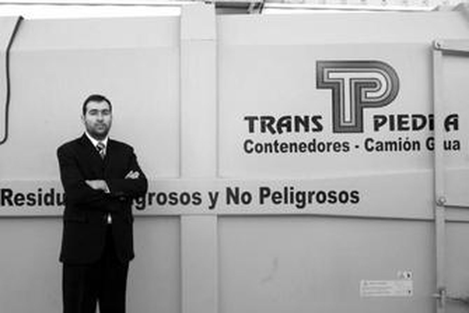 Manuel Piedra, junto a uno de los contenedores dedicados a la recogida de residuos.