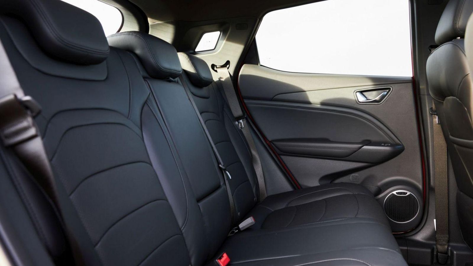 Cumple bien en espacio habitable, tanto a lo ancho y alto como a lo  largo; sin embargo, el maletero no es muy capaz.