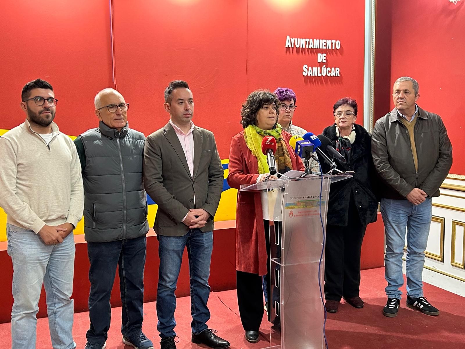 La alcaldesa de Sanlúcar y los concejales de IU hacen balance de la gestión del 2025.