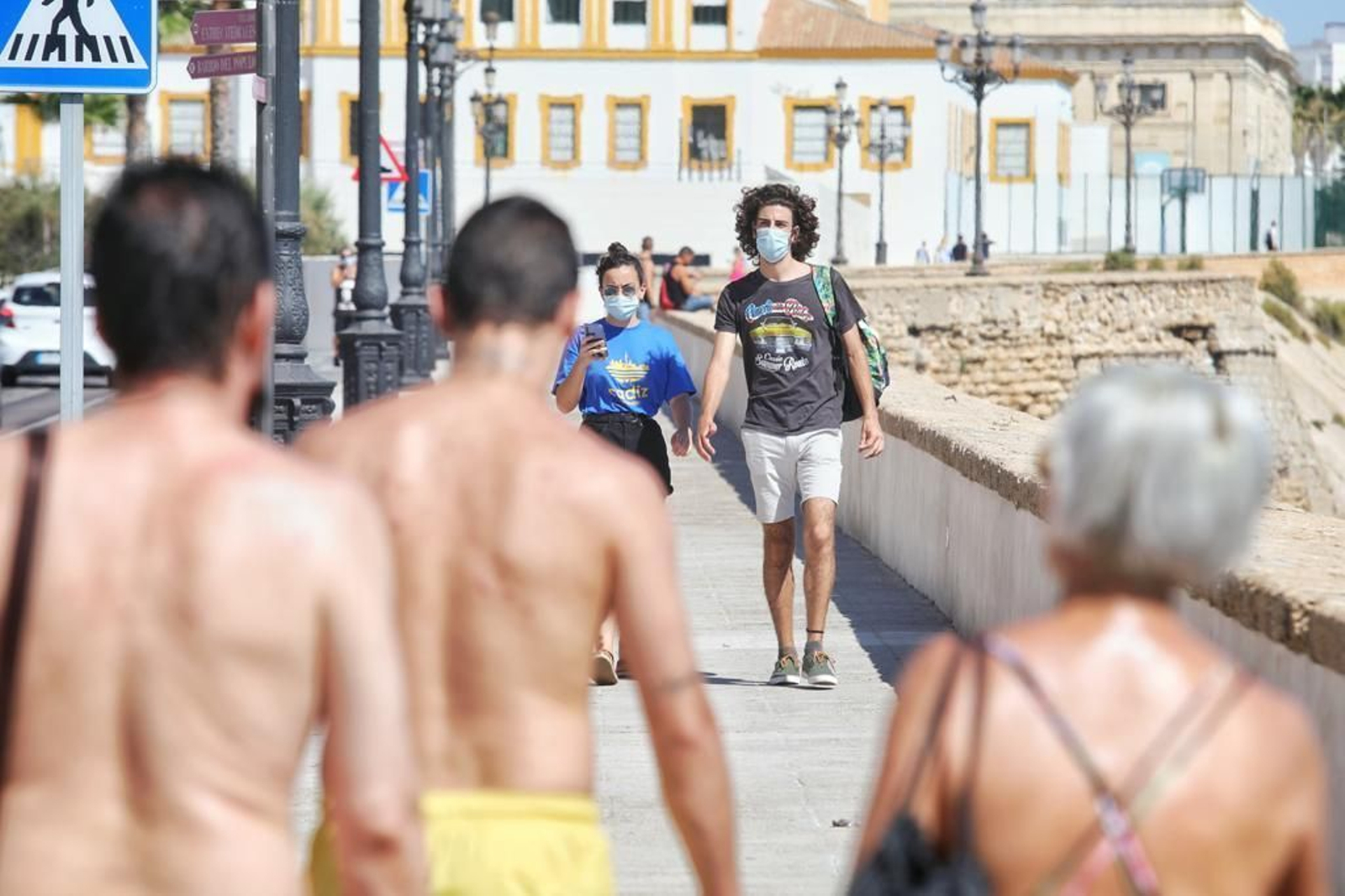 Varias personas pasean por Cádiz.