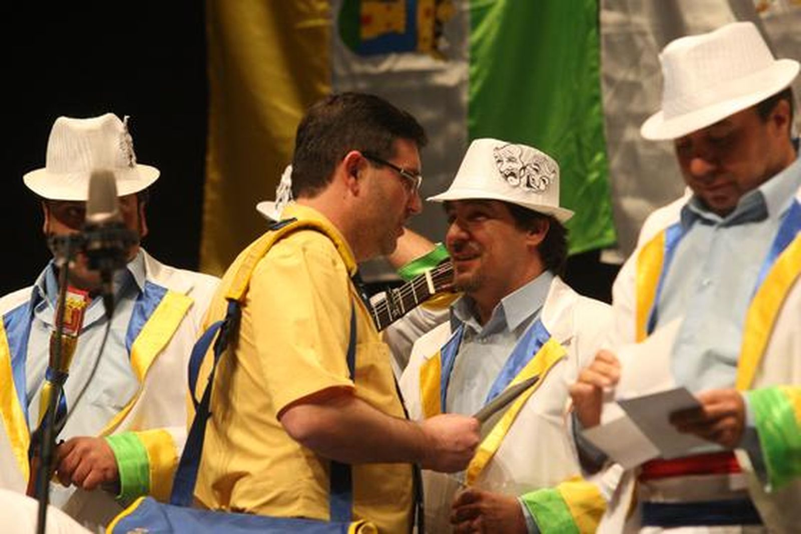 Comparsa de los hermanos Morales 'El balcón de la Bahía'./Fotos:Paco Guerrero

Foto: Paco Guerrero