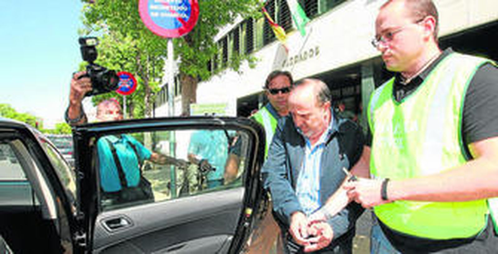 Guardias civiles trasladan al imputado tras declarar en el juzgado instructor.