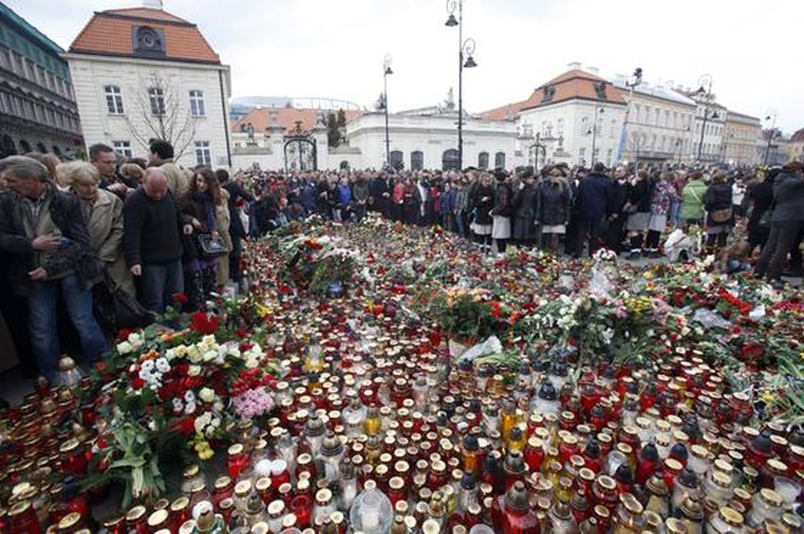El presidente de Polonia, Lech Kaczynski, y otras 95 personas, entre ellos más de una veintena de altor cargos políticos y militares, mueren en un accidente aéreo. / Reuters