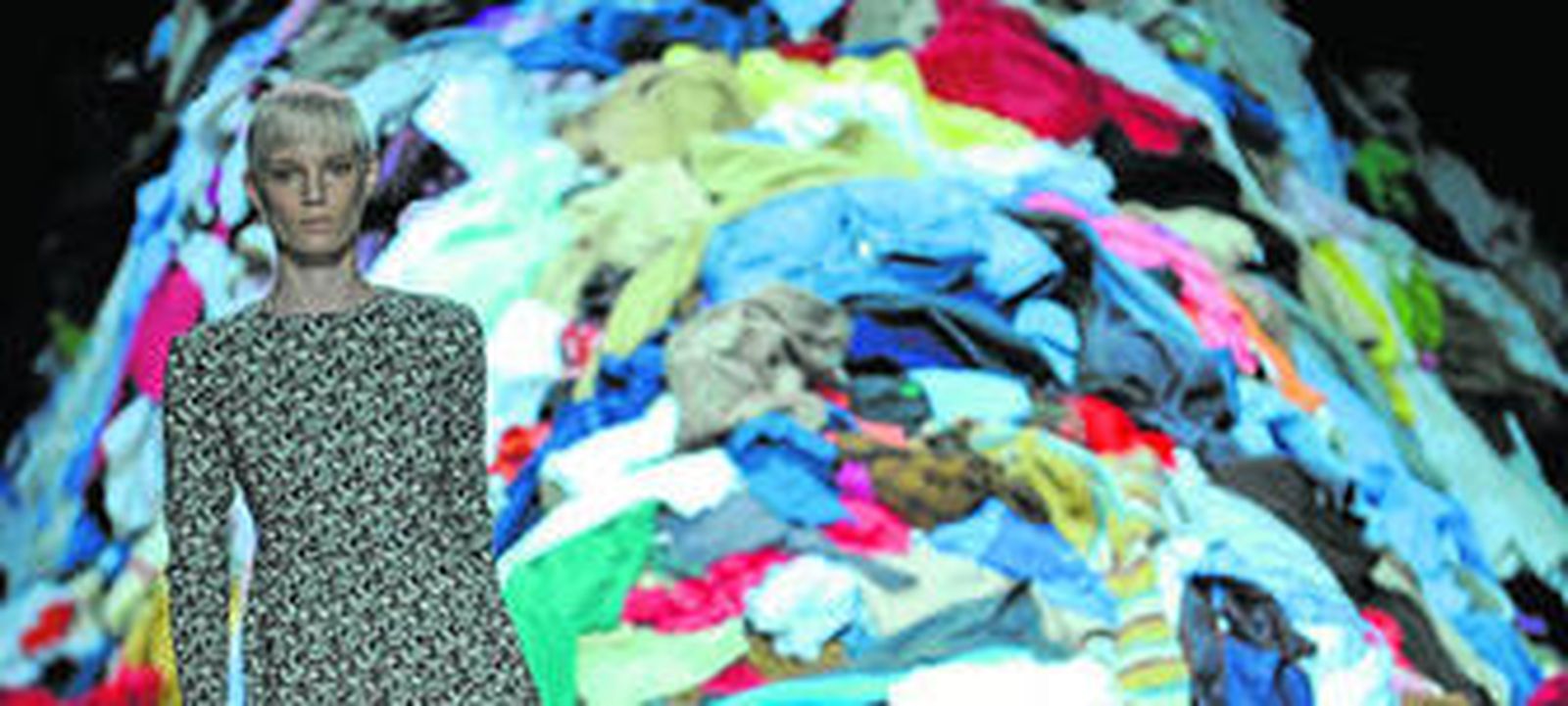 Modelo estampado, con la enorme montaña de ropa que presidió el desfile del diseñador malagueño, ayer, en la tercera jornada de Cibeles.