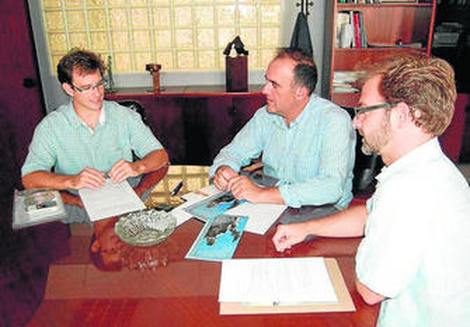 Ángel Martínez con los restauradores isleños.