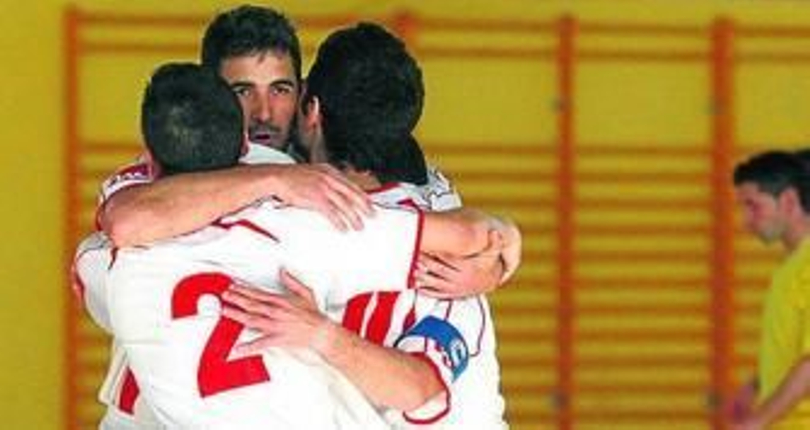 Los jugadores del Smurfit Kappa celebran un gol en un partido anterior.