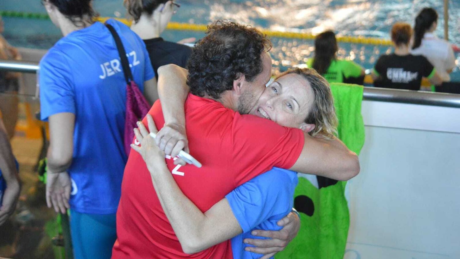 Iván Franco y Bea Pérez se funden en un abrazo tras la conquista del cuarto Andaluz del club.