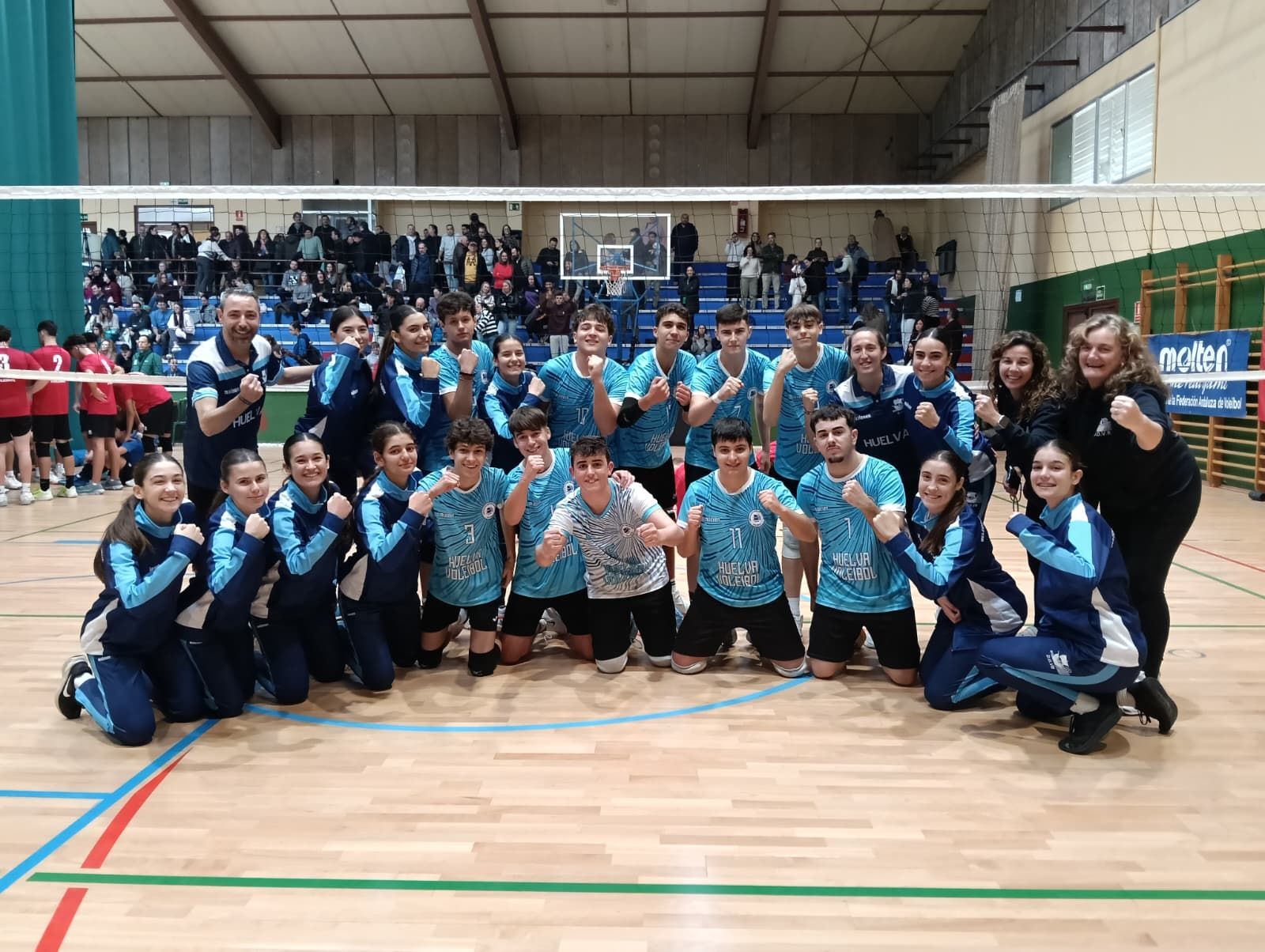 La selección onubense celebra el pase a semifinales.