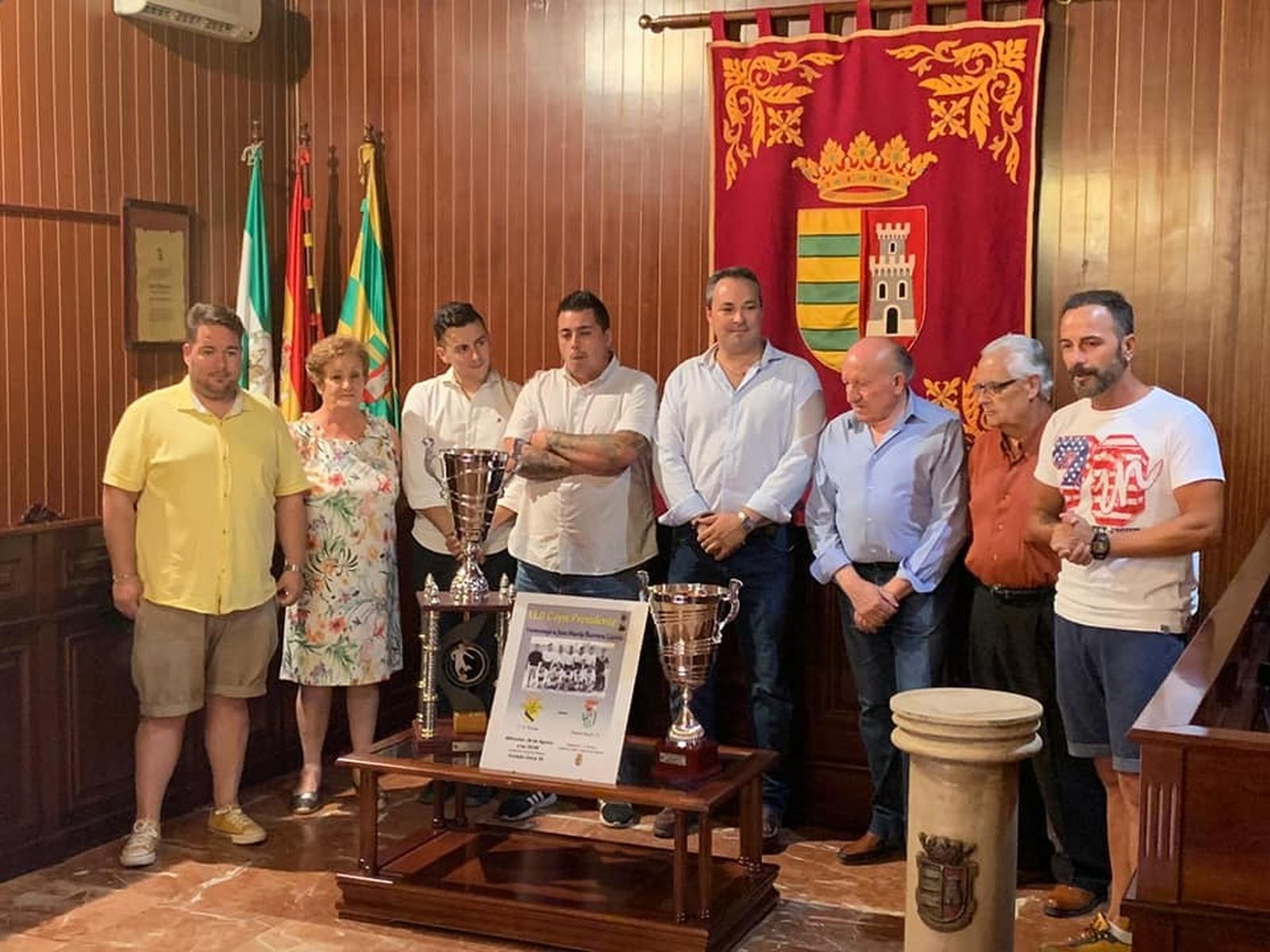 Foto de familia en el Ayuntamiento de Paterna de la presentación del Trofeo Copa Presidente.