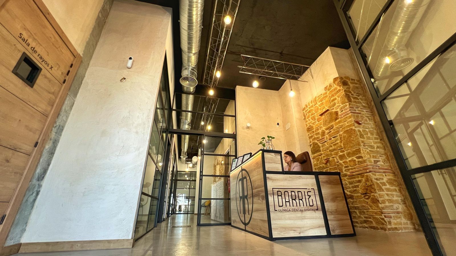 El nuevo centro es de aspecto industrial, con techos altos y espacios amplios, donde la intimidad del cliente está asegurada.