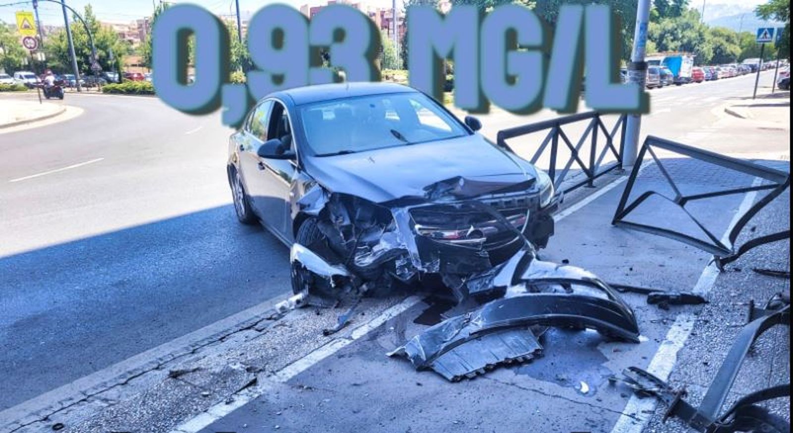 Un conductor ebrio destroza una valla al estampar su vehículo en Granada
