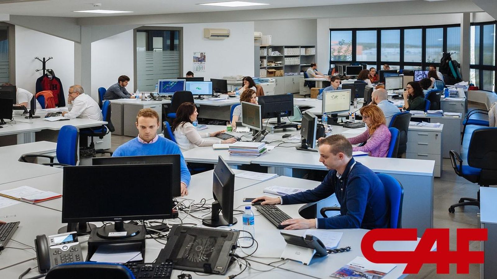 Profesionales de CAF trabajando en sus oficinas.
