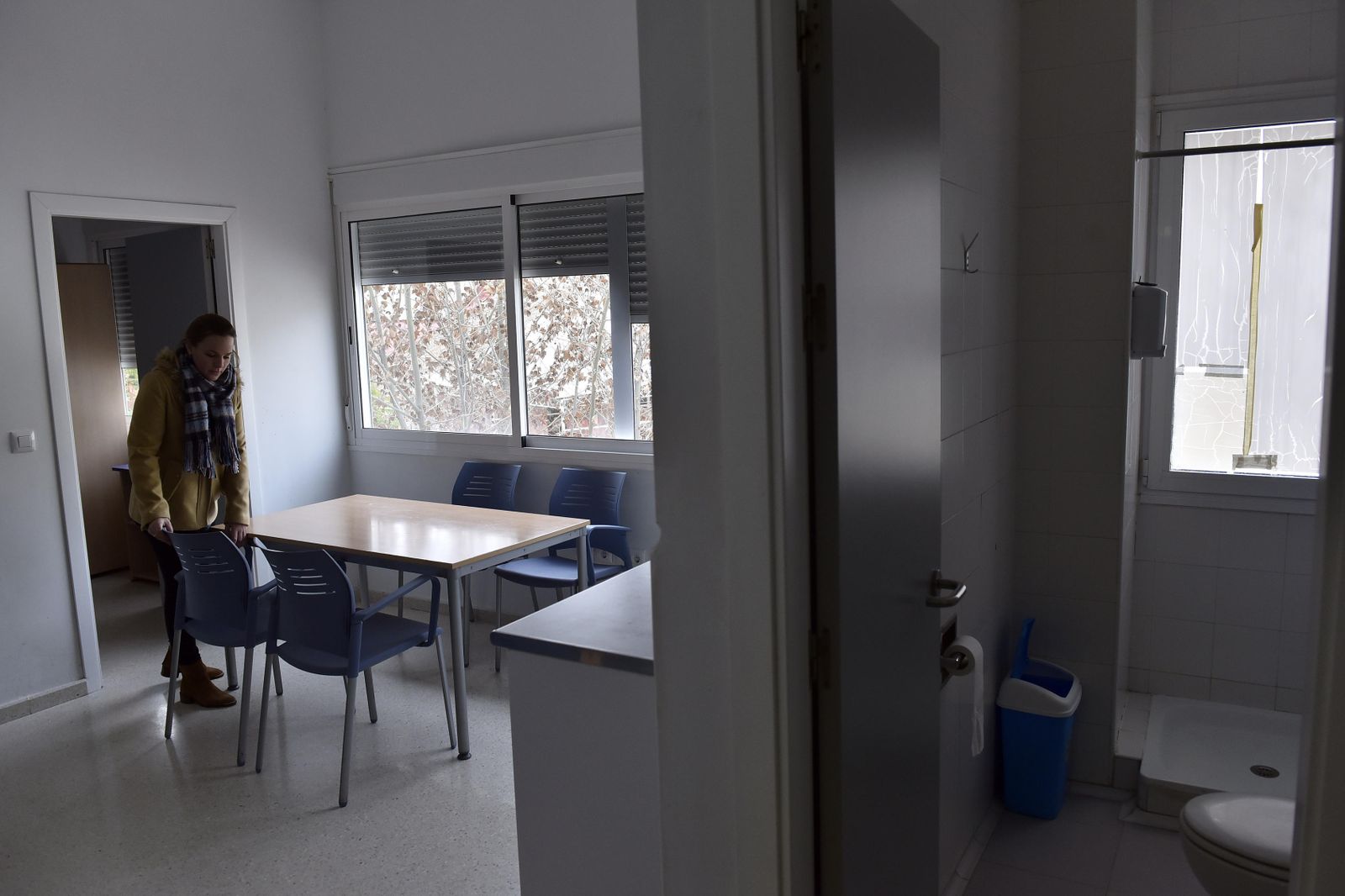 Una trabajadora del albergue municipal en uno de los módulos familiares adecuados para un nuevo uso.