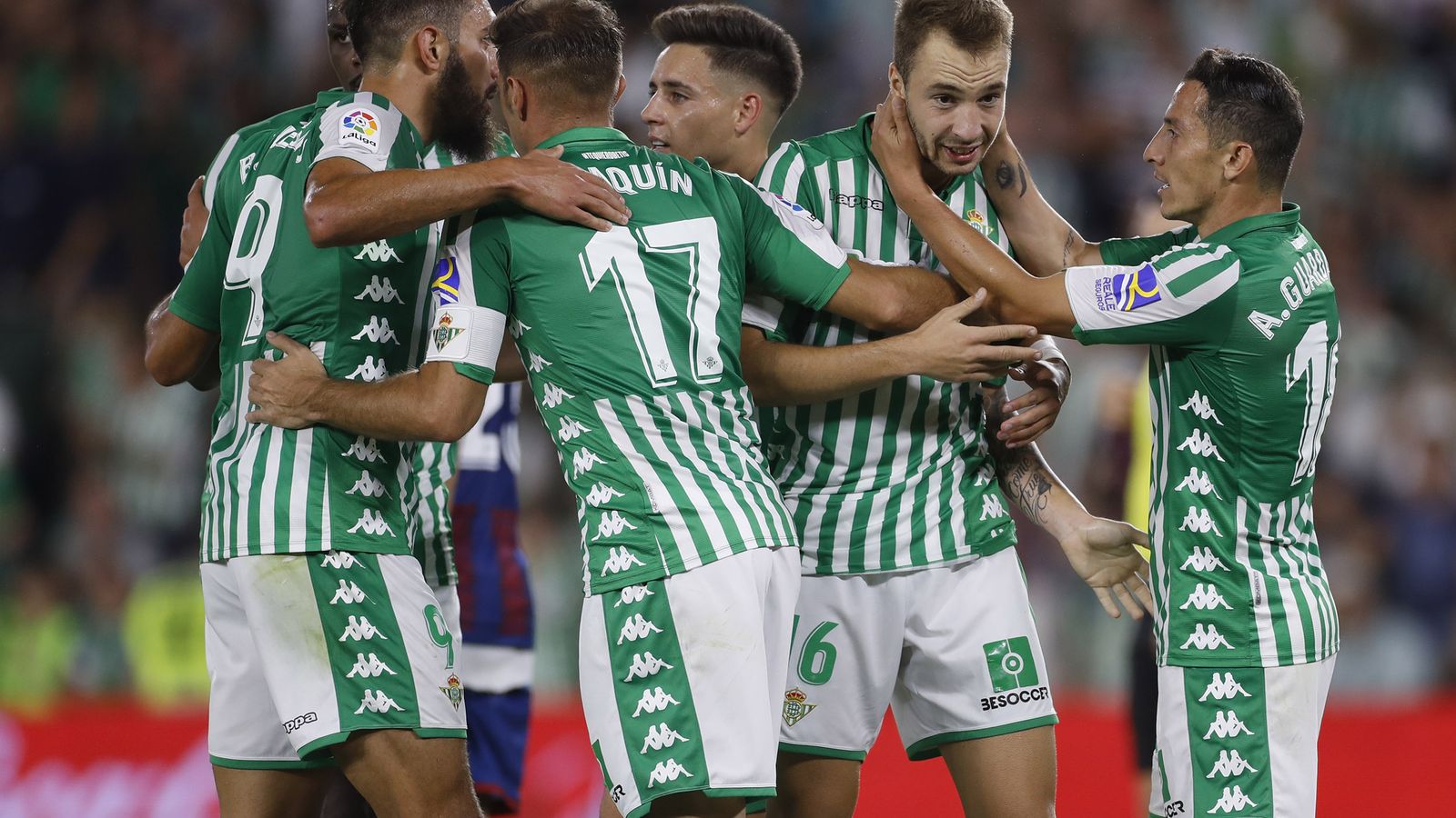 Los jugadores del Betis celebran uno de los tantos.