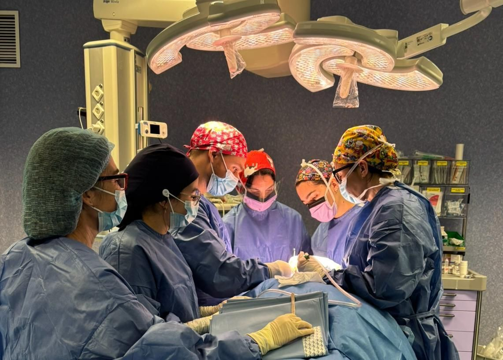 Especialistas de la Unidad de Maxilofacial del Hospital Universitario Torrecárdenas durante una intervención quirúrgica a un paciente con graves lesiones tras un accidente de tráfico mientras circulaba en patinete.