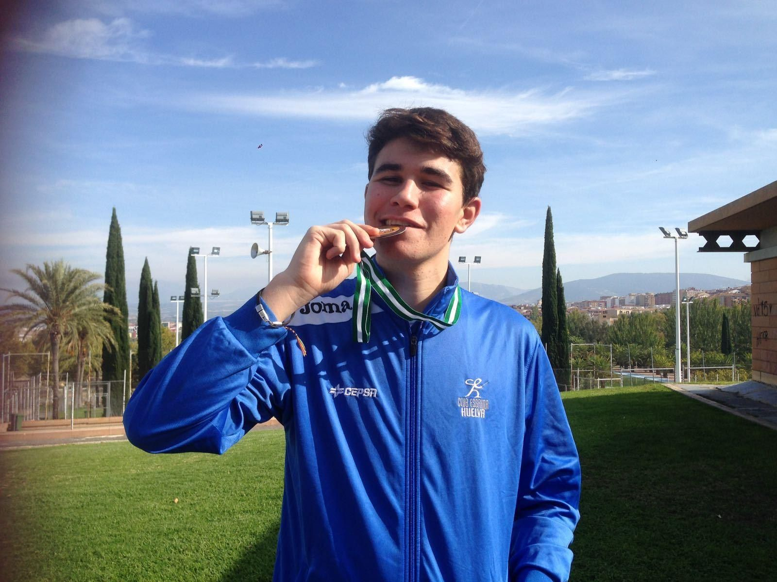 El espadista Javier García-Palacios muerde su medalla de bronce.
