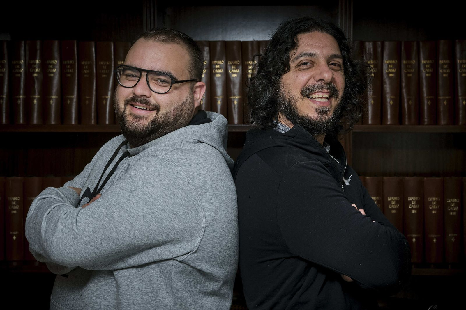 Manolín Santander y Javi Bohórquez posan en la hemeroteca del Diario de Cádiz.