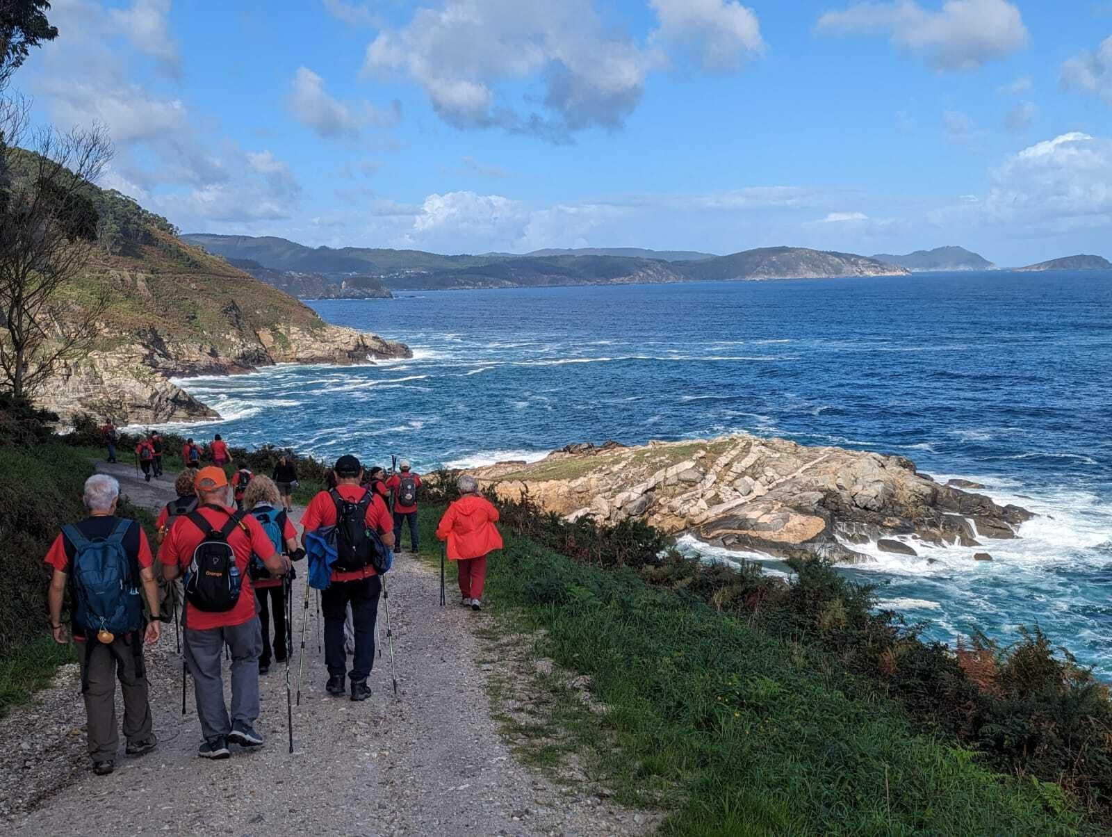 Integrantes del grupo durante una de las etapas del Camino del Mar, la ruta escogida este año.