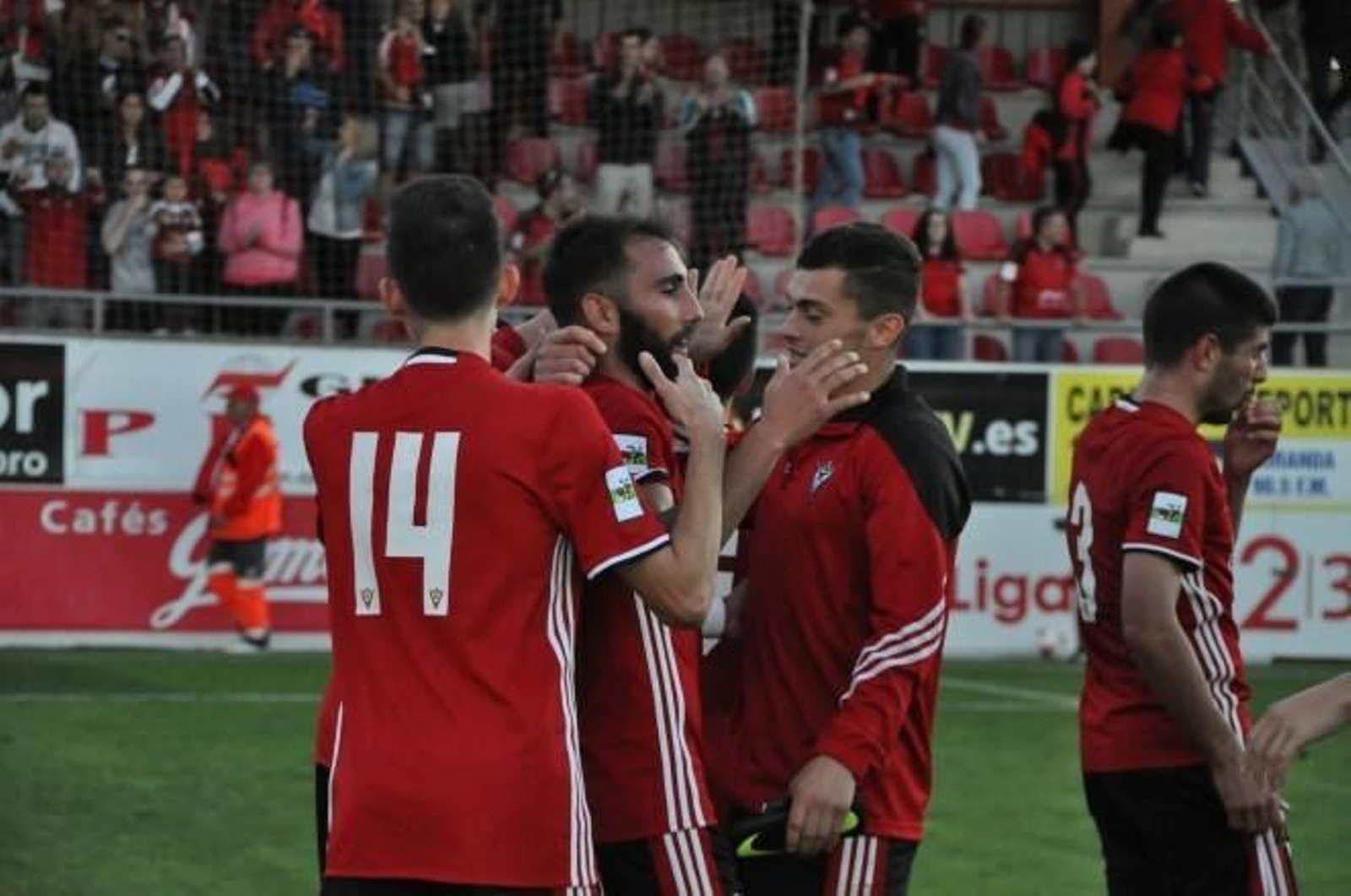 Pito Camacho celebra un gol con el Mirandés.