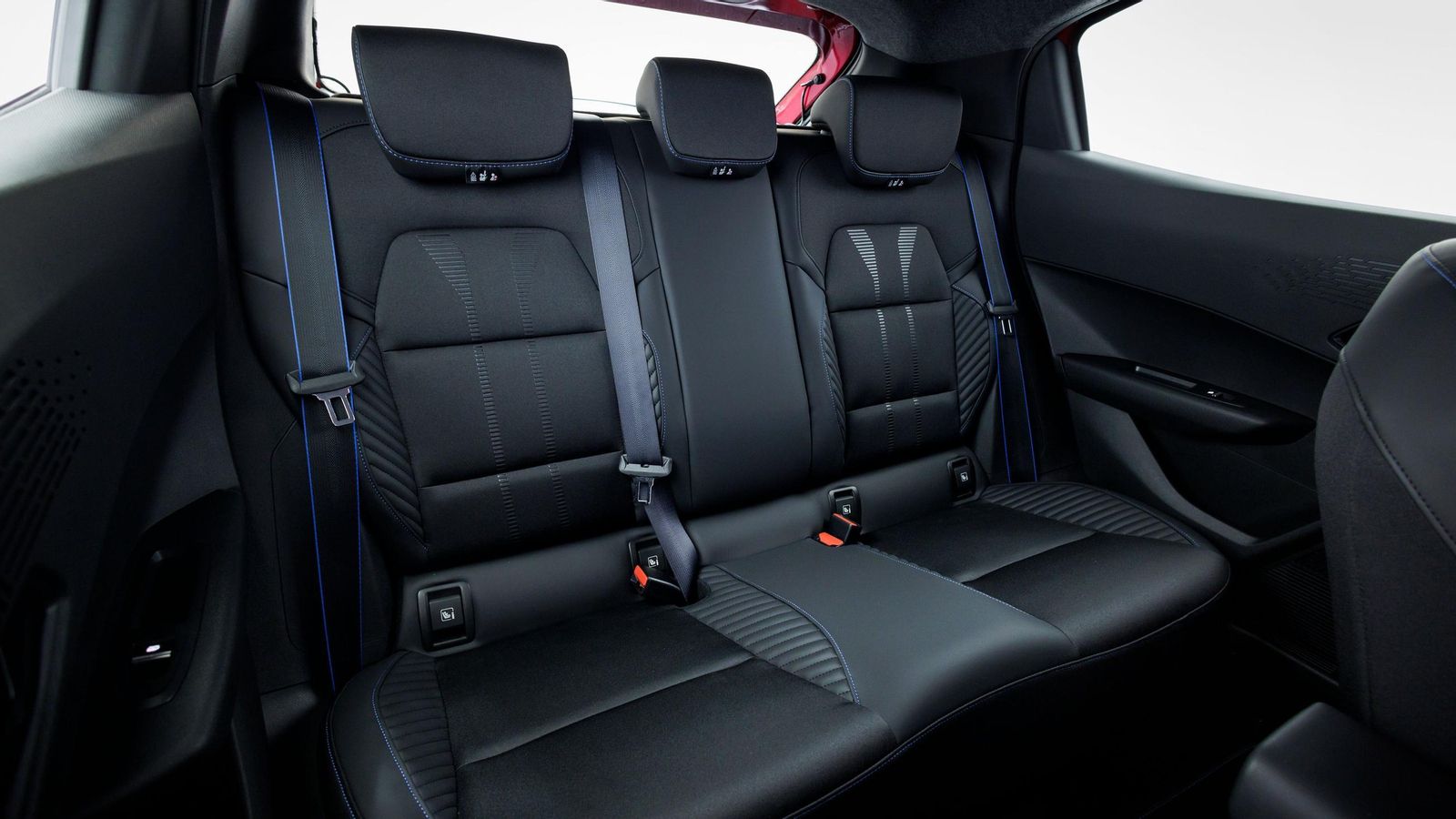 Los asientos utilizan algunos tejidos reciclados con gráficos dobles y costuras de colores en algunos acabados.