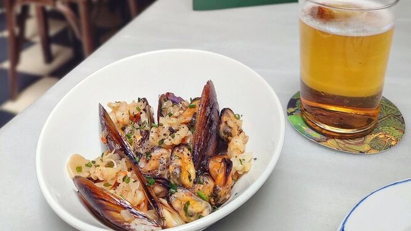 Tapa de mejillones a la diablesa maridada con cerveza Cruzcampo de la Bodega Díaz-Salazar.