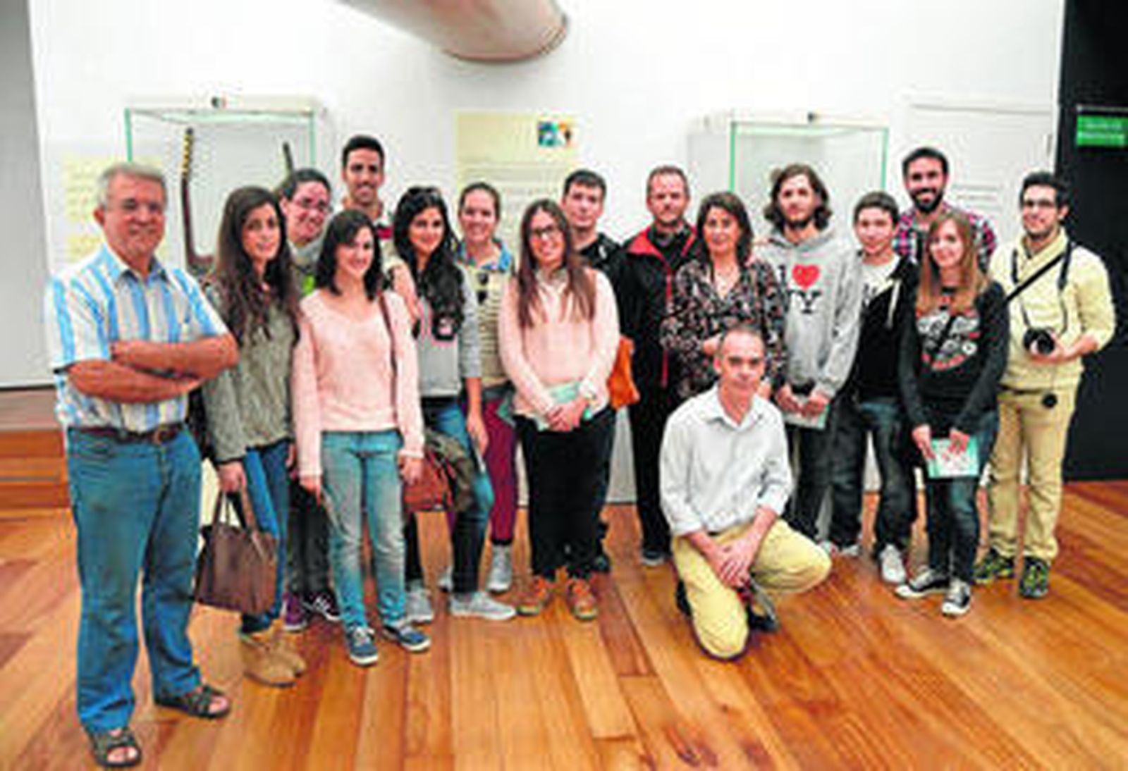 Carlos González junto a un grupo de alumnos del Conservatorio 'Victoria Eugenia' de Granada.