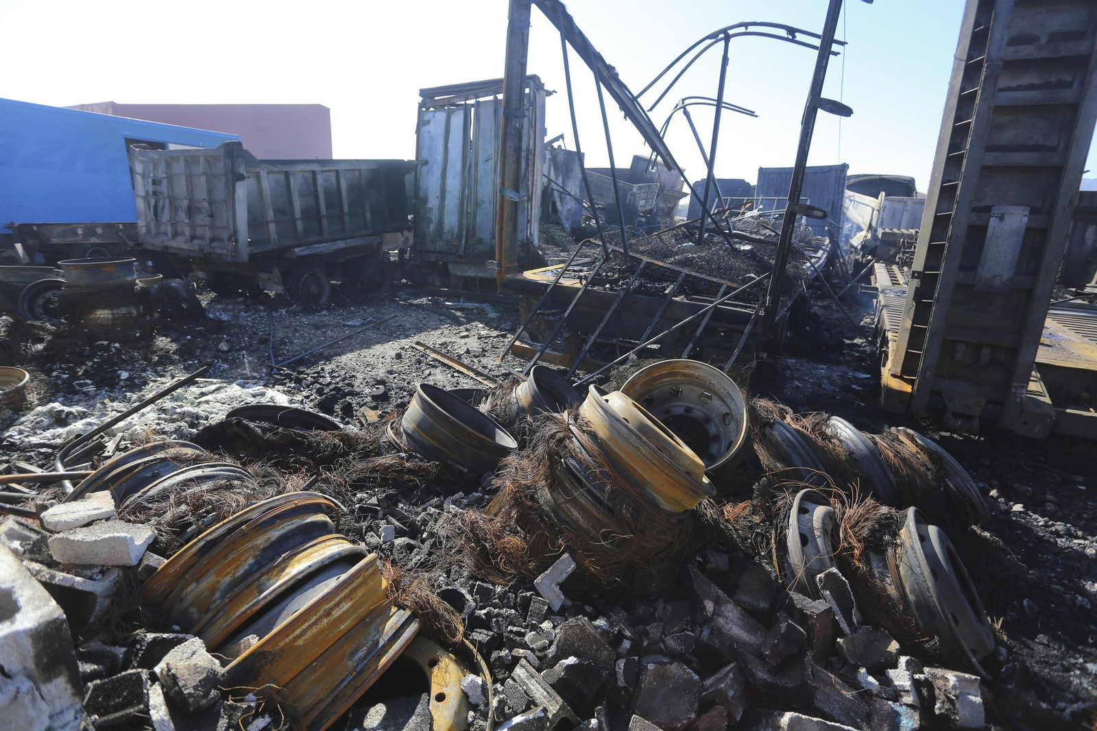 Así ha quedado el desguace del polígono Guadalhorce de Málaga tras el incendio, en fotos