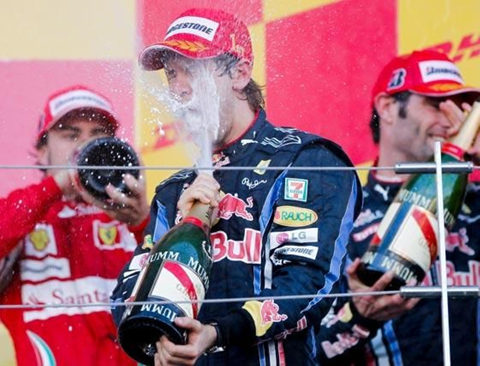 Fernando Alonso logra superar el peor circuito que le quedaba para Ferrari F10 con un tercer puesto detrás de los Red Bull del alemán Sebastian Vettel y del australiano Mark Webber

Foto: efe