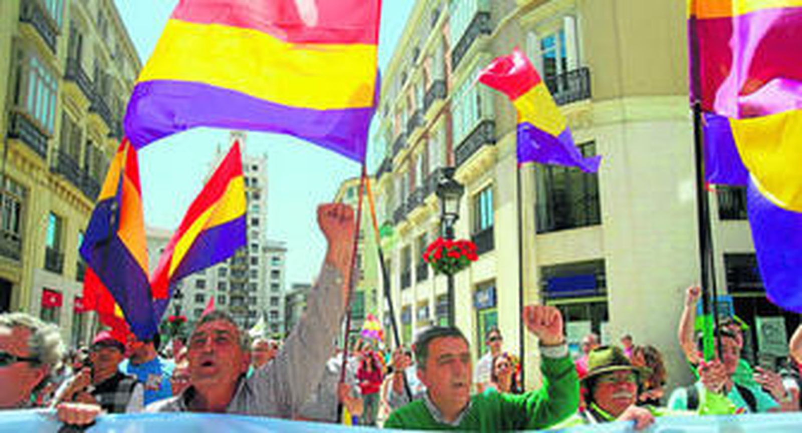 Cabeza de la marcha celebrada ayer en Málaga pidiendo la tercera República.