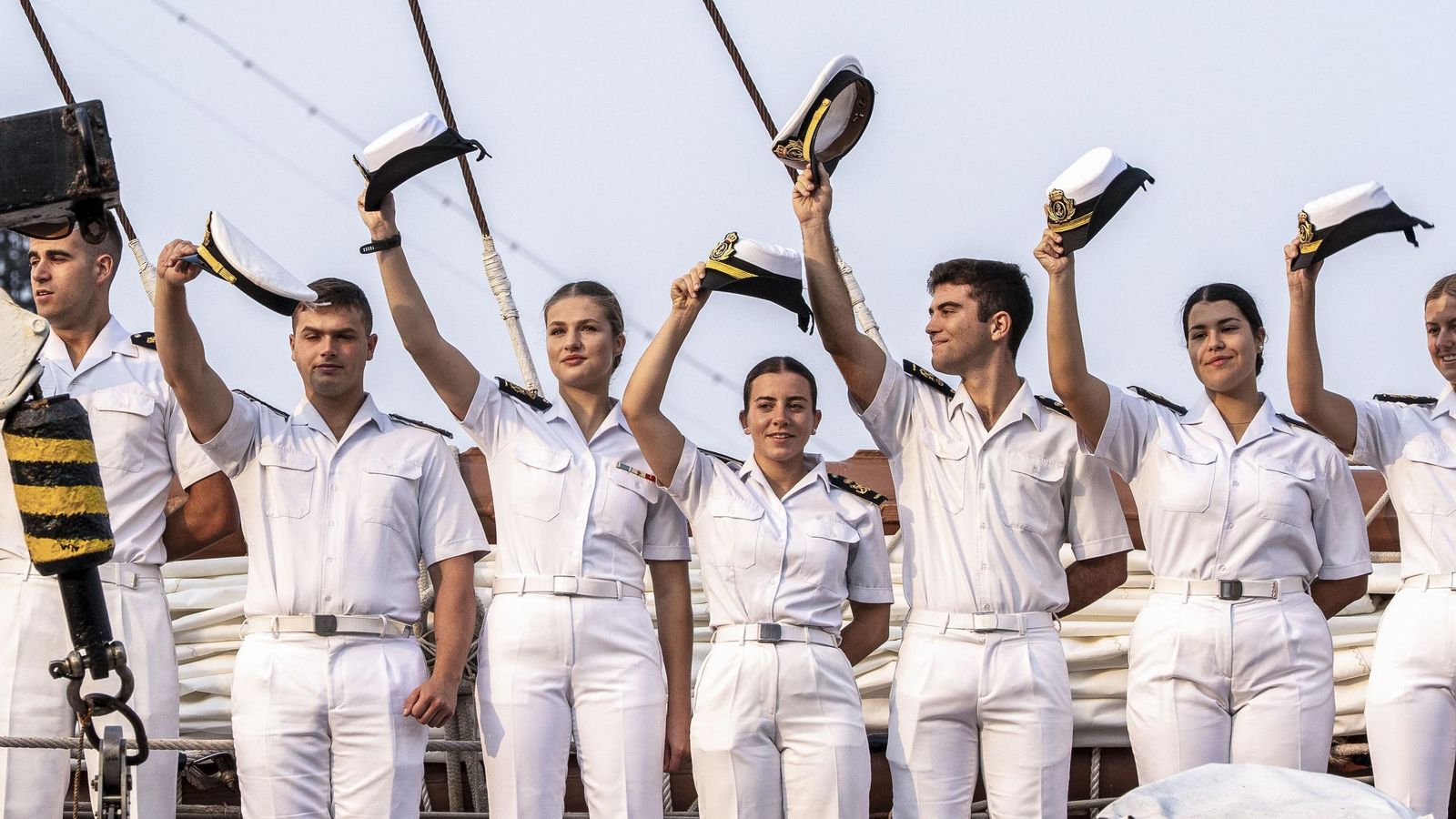 La Princesa saluda con sus compañereros en la llegada del buque 'Juan Sebastián de Elcano' a Nueva York