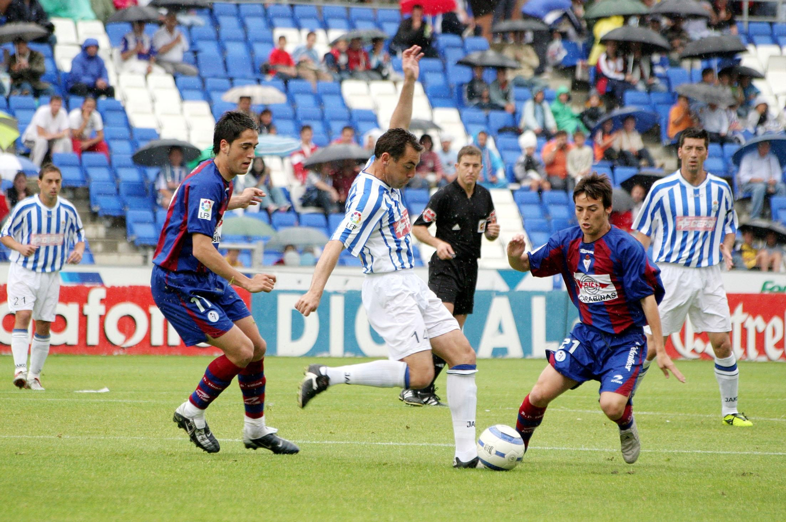 Iñigo Vélez presiona a Loren junto a un joven David Silva.