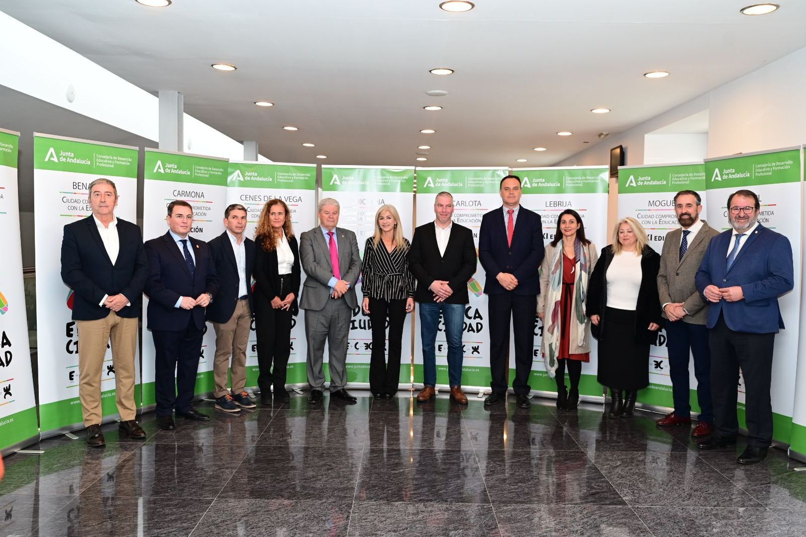 La consejera, con los representantes de los municipios premiados.