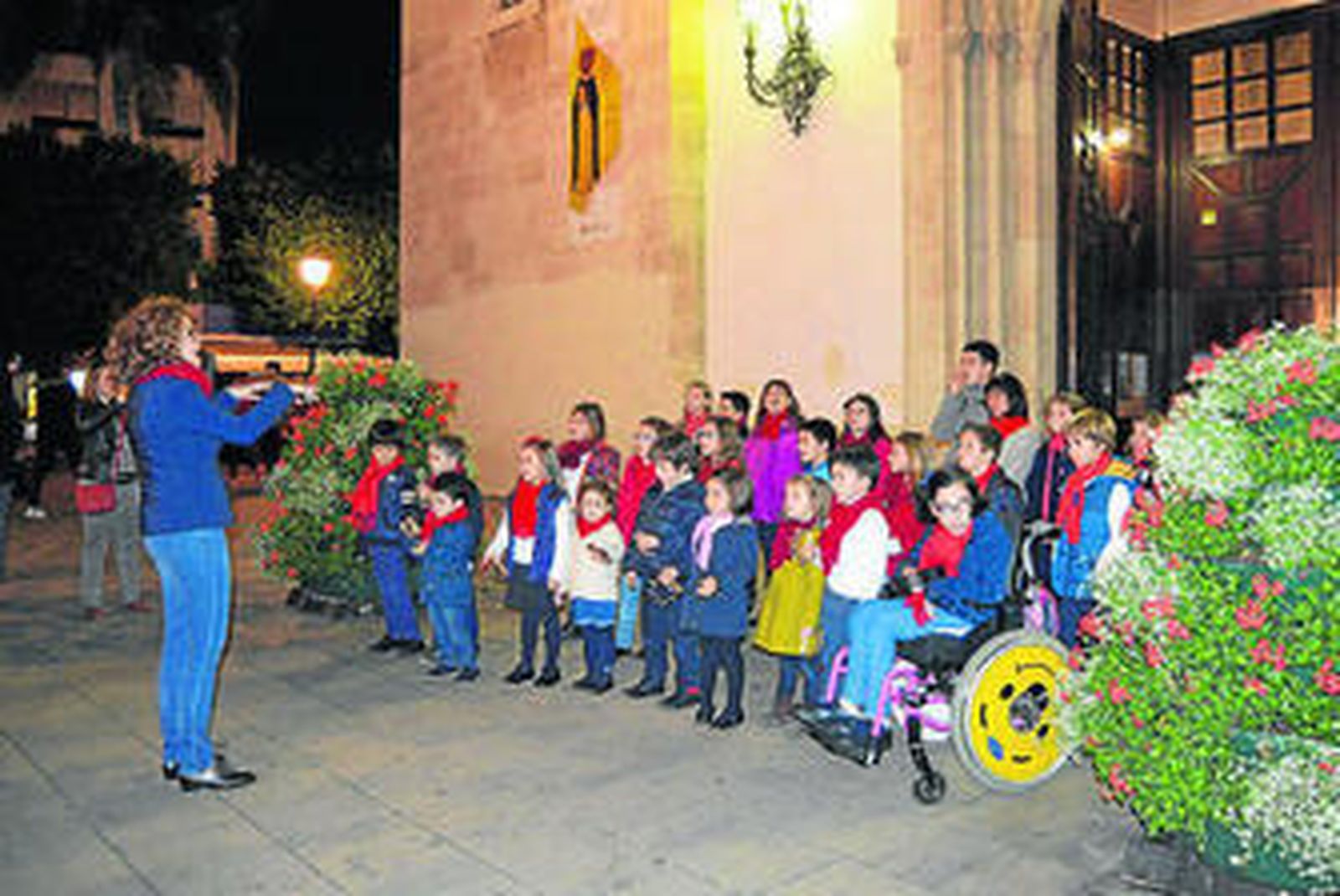 El grupo de niños y cantando en la Plaza Virgen del Mar.