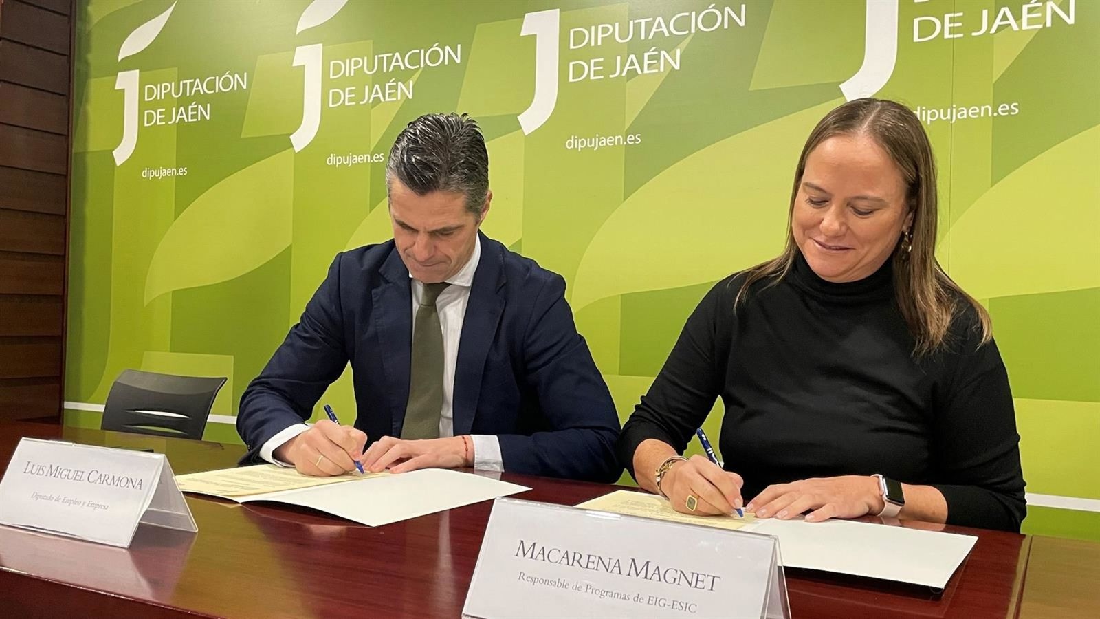 El diputado de empleo y Empresa, Luis Miguel Carmona, y la directora del campus de Granada de la EIG Education, Macarena Magnet, en la firma del convenio.