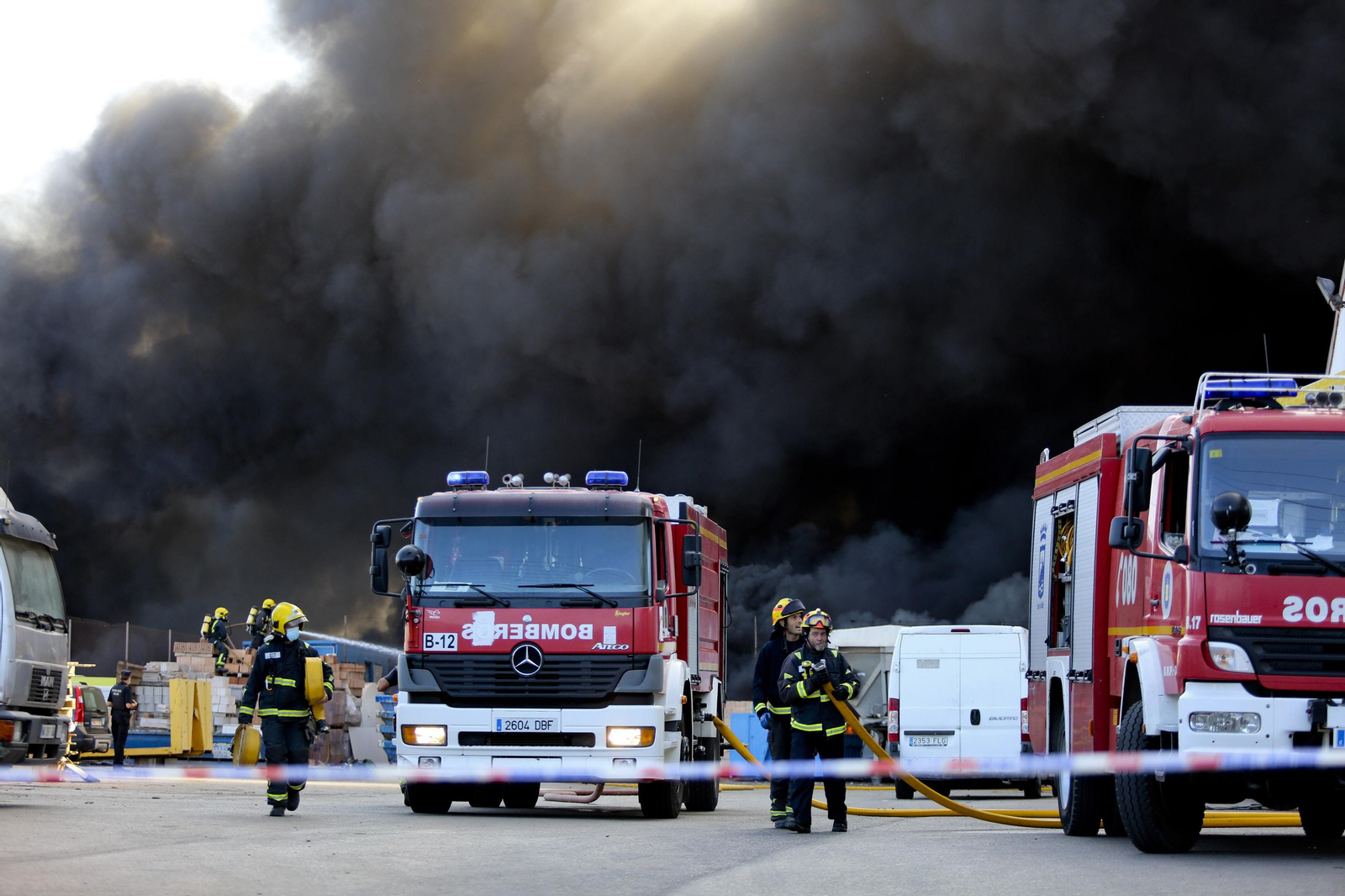 El incendio en el polígono Guadalhorce de Málaga, en fotos