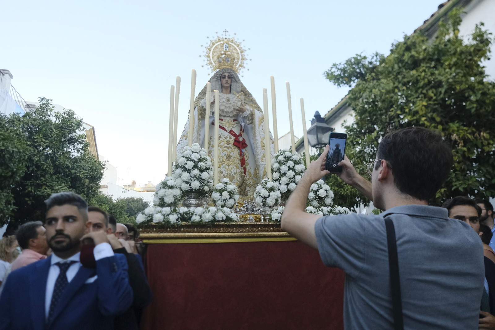 El traslado de la Virgen de la Merced de Córdoba tras su restauración, en imágenes