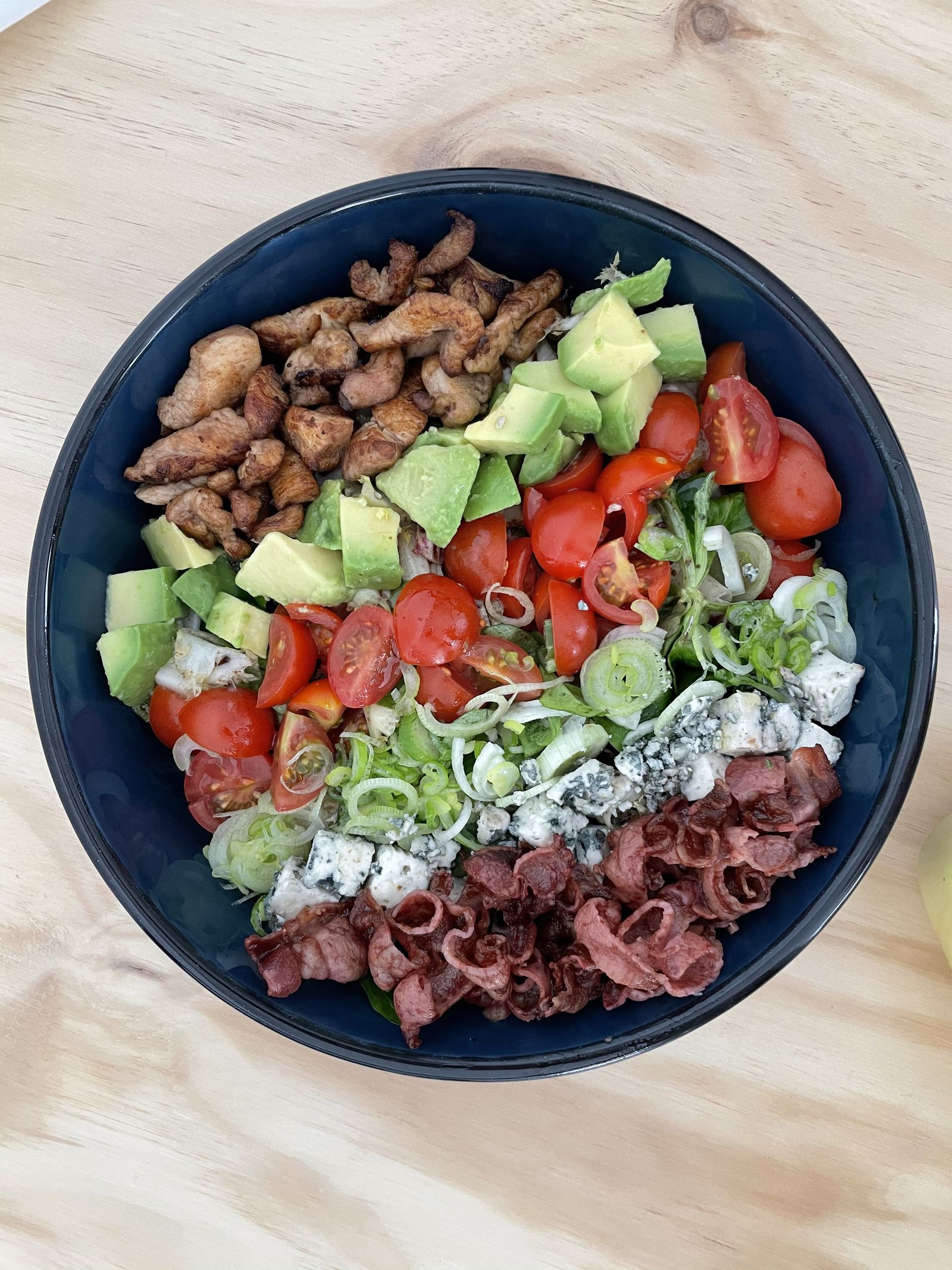 Cobb Salad: lechuga variada, aguacate, tomate cherry, cebolleta, pollo asado de la casa, bacon, huevo, queso azul y vinagreta balsámica de Jerez.
