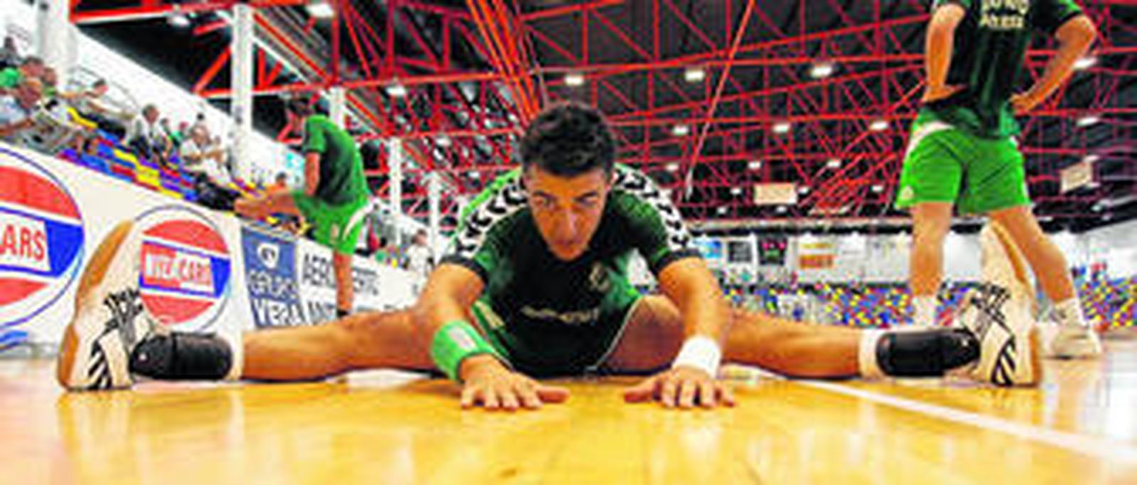 José Luis Pérez-Canca realiza estiramientos antes de un partido.