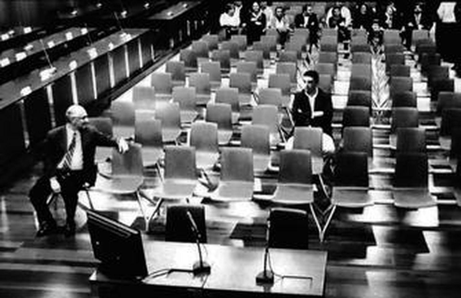 El alcalde de Alhaurín el Grande, Juan Martín Serón (izda.) y su concejal de Urbanismo, Gregorio Guerra, en diciembre de 2011, cuando el fiscal retiró la acusación al resto de los imputados en el caso Troya.