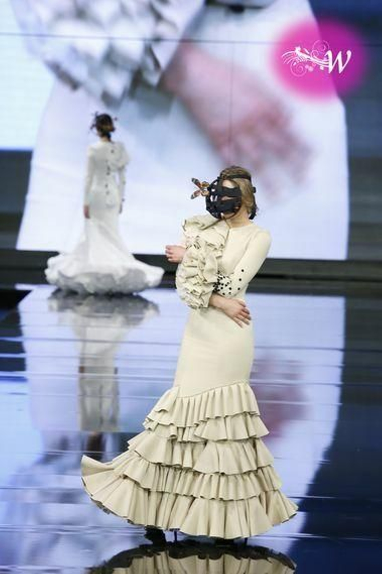 Así ha sido el desfile de Gil Ortiz en SIMOF 2020, todas las fotos de su colección de flamenca