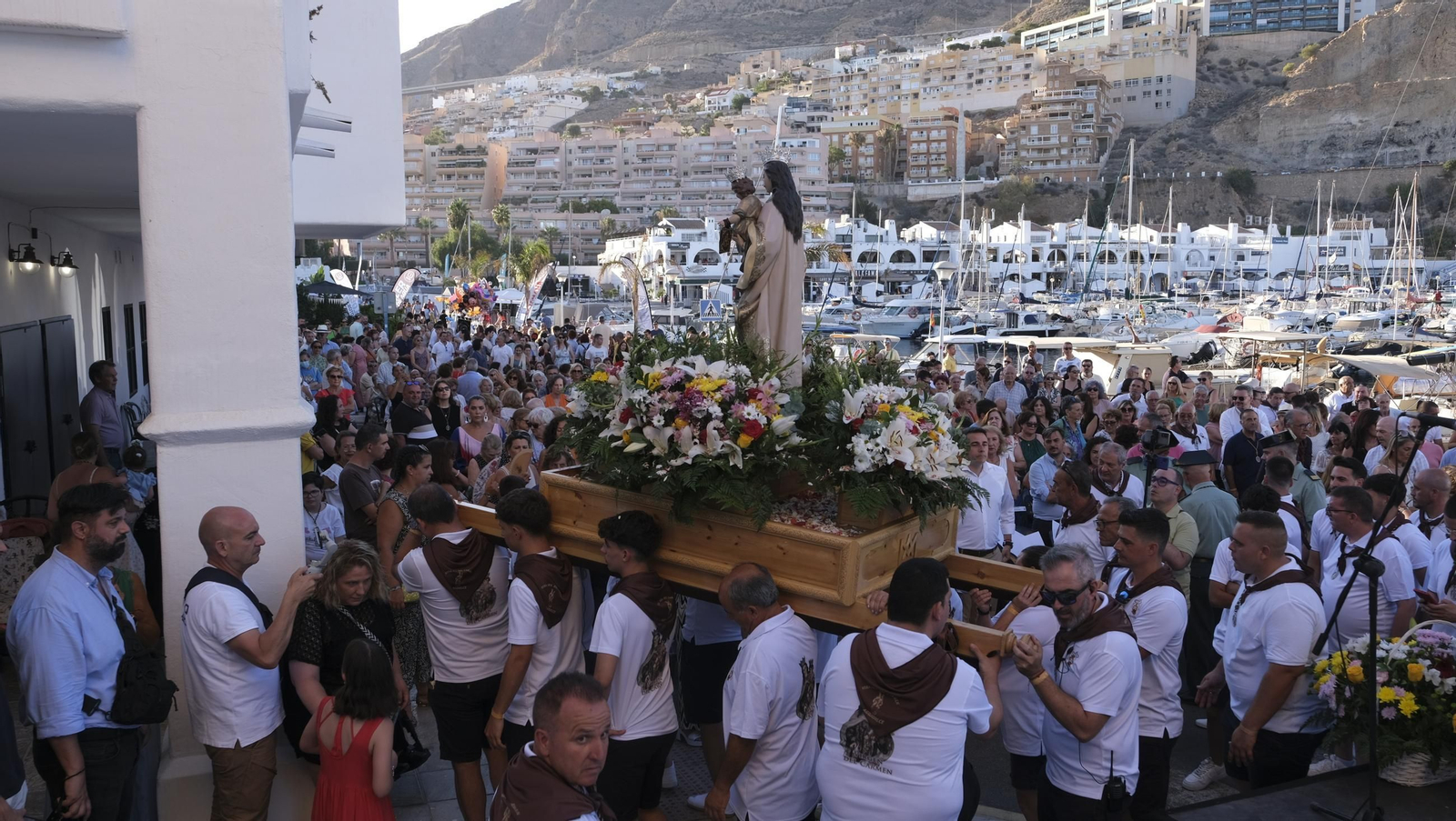 La procesión marítima de la Virgen del Carmen en Aguadulce, en imágenes