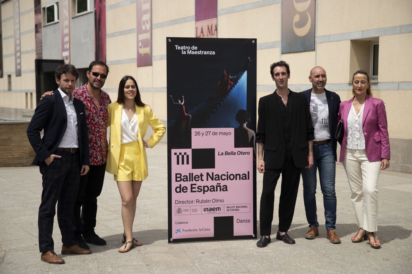 El equipo de 'La Bella Otero', en la entrada del Maestranza.